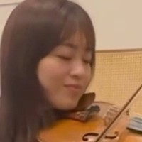 寝る前に『バイオリンの演奏』を始めると、『猫たち』が集まってきて…ほっこりする光景に「芸術をわかってらっしゃるｗ」「素晴らしいね」の声