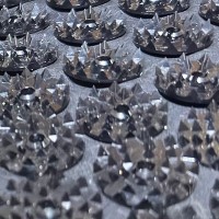 トゲトゲの『指圧マット』を敷いたら、ネコがやってきて…『まさかの光景』に２万いいね「無効化ｗ」「いい感じにマッサージされてそう」