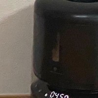 自動給餌器からごはんが出てくるのを待っていた猫…可愛すぎる『まさかの光景』に１万いいね「直接受け止めるつもりなのかｗ」「合理的ｗ」