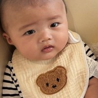 座っている赤ちゃんの後ろを見ると、『２匹の猫』が…まさかの瞬間に「可愛いの洪水が起こってるｗ」「ベストショットすぎｗ」と反響