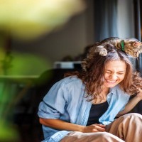 猫があなたの『髪の毛を舐めてくる』理由5選　信頼されている証？トラブルの可能性まで解説