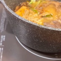 美味しいごはんを食べてお祝いをしていた飼い主たち→ふと振り向いたら、『猫』が…可愛すぎる瞬間に「めちゃめちゃ顔に出てるｗ」「笑ったｗ」
