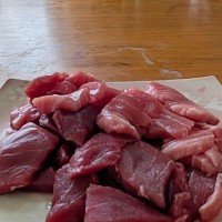 マグロの切り身を食べようと、テーブルの上に置いた結果→『目の前』を見ると…まさかの光景に９万いいね「期待しかない表情ｗ」「圧がすごい」