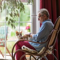 猫があなたの『膝の上』に乗ってくる理由5つ　考えられる心理や降りてほしいときの対処法まで