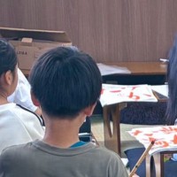 習字に励む生徒たち→教室の様子をよく見ると、『座布団の上』に…ほっこりする光景に２万いいね「素敵な空間」「自由な感じでいいねｗ」