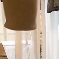 袖口を下に向けて服を持ち上げたら、中から猫が…あまりにも『衝撃的な光景』に14万いいね「エイリアンが孵化するときみたい」「びっくり」