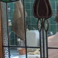 キッチンでお茶の準備をしていると、ドアの前で猫たちが…友人が撮ってくれた『素敵すぎる瞬間』に「ディズニーの世界みたい」「幸せな日常」
