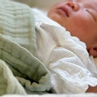 生まれたばかりの赤ちゃんが眠っていると、すぐそばで『猫』が…尊すぎる光景に1万いいね「小さな猫だと思ってそうｗ」「うるっときた」