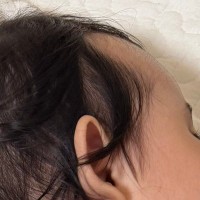 ベッドの上で眠る赤ちゃん→すぐそばには『猫』がいて…ほっこりする光景に1万いいね「はぁぁぁぁ尊い」「真ん中に入りたい」と悶絶の声