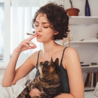 猫を飼うなら『タバコ』を控えるべき3つの理由　寿命にも悪影響を与える？危険性を解説