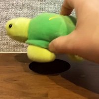 机の小さな穴の上に『ぬいぐるみ』を置いたら…「ブラックホールｗ」まさかの光景が44万再生「面白いくらい吸い込まれるｗ」「大爆笑」