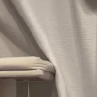 部屋に戻ったら、出迎えてくれた猫→『顔』を見ると…想像以上に『面倒くさそうな表情』に笑ってしまうと反響「気を使える子ｗ」「ホントだｗ」
