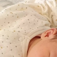 初めて『人間の赤ちゃん』を見た猫→近づいてくると…可愛すぎる瞬間に1万いいね「ちょっとへっぴり腰なのがジワるｗ」「和む～ｗ」