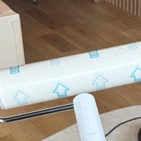 ママが粘着クリーナーを手にした瞬間…『猫と赤ちゃんが見せた反応』に「可愛すぎるｗ」「飛びかかる寸前ｗ」とほっこりする人が続出