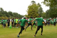 秋色の公園を駆け抜けて 仲間とつなぐ「リレーマラソン2025」で感じる一体感