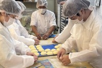 アイデアを終わらせない N高グループの学びが生んだ「みたらしコッペ」