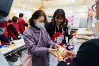 企業と地域がつなぐ支援の輪 イオンとむすびえが広げるこども食堂の未来