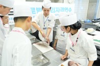日本料理がつなぐ学びと交流　辻󠄀調理師専門学校で韓国の学生・生徒50名が食文化を学ぶ