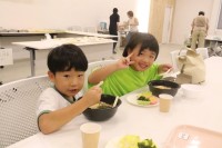 一杯のラーメンが夏の思い出に。一蘭が全国8自治体へ届けた240食と子どもたちの体験