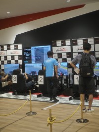 トレッサ横浜で開催「GR TRESSA CUP」にて本格的レーシングシミュレーター「DRAPOJI」の試乗会を開催