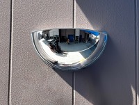 コミー株式会社、「屋外用ハーフドーム」でT字路の安全確認を強力サポート