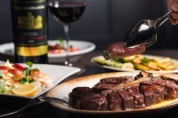 ベンジャミンステーキハウスKITTE大阪、開業1周年記念ディナーコースを提供