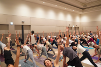 「ヨガフェスタ横浜2025」がパシフィコ横浜で開催、様々なレベルのヨガ愛好家に向けたクラスが展開。