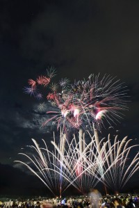 記念事業のテーマ「笑顔・つむぐ・未来」のもと、猪苗代町合佐70周年を祝う「いなわしろ花火大会」が開催