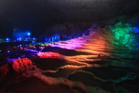 山口県美祢市の特別天然記念物「秋芳洞」で年末年始限定で開催！魅力的なカラーライトアップイベント「秋芳洞『光響FANTASY』」