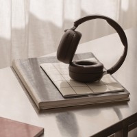 スウェーデンのオーディオブランド「Sudio」、新色ショコラブラウンのヘッドホンを発売