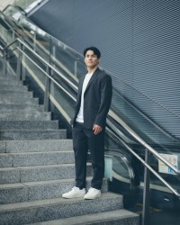 機能と洗練が融合するセオリーの新生“In Motion”シリーズ、全国のゴールドジムで放映開始