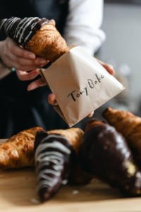 100日間限定！チョコ専門店「Tony Bake」の特別なチョコクロワッサンが築地に登場