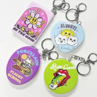 便利でオシャレ！バッグに忍ばせておきたいグッズメイドの「コンパクトミラーキーホルダー」