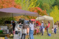 自然を愉しみ、学び、体感する「オモフェス2025秋～ソトアソビ～」が愛媛の面河ダム公園で開催