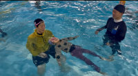 「泳げない子をなくそうプロジェクト」の一環として、家族で学ぶ着衣泳体験イベントが大盛況