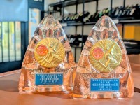 前代未聞の「夫婦金賞」、印章彫刻の最高位に輝く鎌倉はんこ月野夫婦