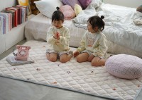 「cucan」が「Maison terrier」のアトリエとコラボ！『おやつ犬プリントキルトラグ』が2026年春夏新作として登場