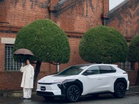 TOYOTA、心地よい日常を描く「365 SCENES」第2弾を公開 - 俳優・映画監督の斎藤工さんと「bZ4X」での旅を特集