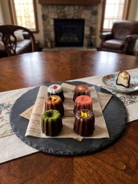 米粉とオーツ麦でグルテンフリーの新食感カヌレ「コメカヌレ」誕生