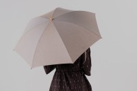 「hatsutoki」がIDEE SHOPで天然繊維の日傘POP UPを開催、光をやわらかく整える日傘を紹介