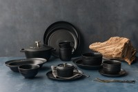 ストウブから鋳物ほうろう鍋と調和する新色「マットブラック」のセラミックダイニングラインが登場