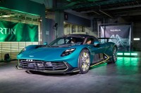 アストンマーティン初、ミッドシップPHEVスーパーカー「Valhalla」国内デリバリー開始