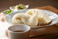 半田そうめんのオカベ、「立夏のお便り」で夏季限定「極細めんセット」最終販売と徳島県産「オカベのぜんまい」を案内