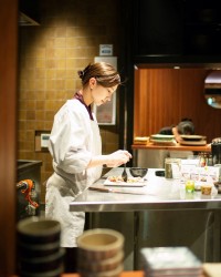 渋谷に「小料理や しま」オープン、温もりある「ただいま」と言える空間を提供