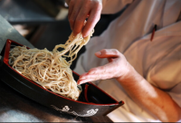 新橋の「舟盛り蕎麦」ランチ、3年連続利用者数増加で過去最高水準を更新