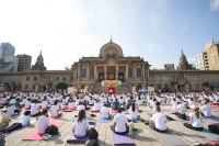 築地本願寺で「国際ヨガの日」記念イベント開催！心身をリセットする特別な朝ヨガ体験