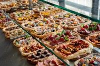 VOLTAうめきたグリーンプレイス店、オープン1周年でランチ客数3.8万名突破！焼きたてピザ食べ放題が人気