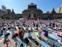 駐日インド大使館、築地本願寺で「国際ヨガの日」記念イベント開催