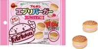 いちごシェイクの味わいを再現したバーガー型チョコスナックが期間限定で発売