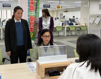 茨城県下妻市が透明ディスプレイ型翻訳機を導入し外国人相談窓口を開設
